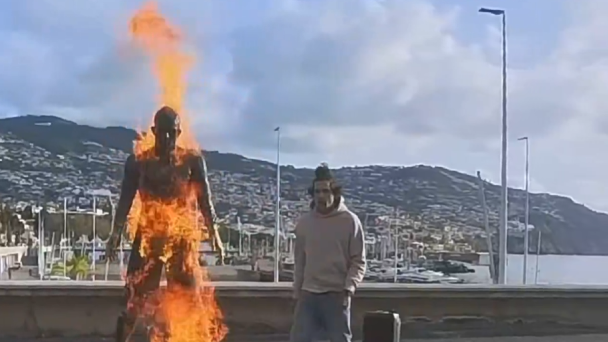 Un hombre quema la estatua de Cristiano Ronaldo en Madeira.