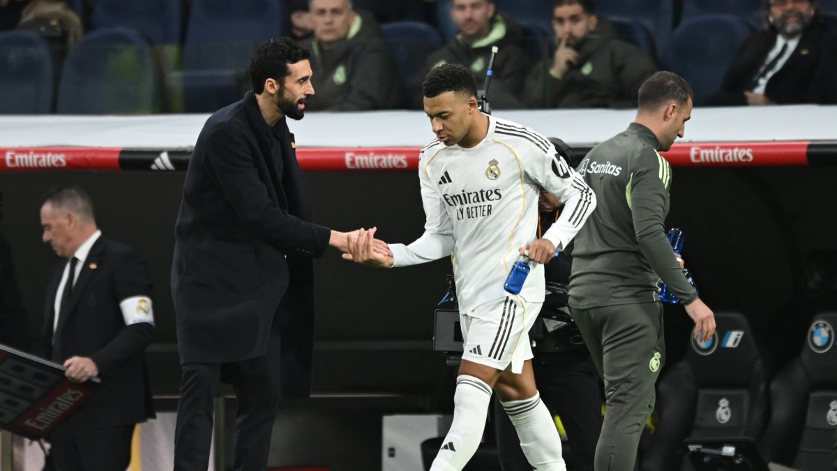 Alvaro Arbeloa y Kylian Mbappé celebran la victoria ante Levante UD (Photo by Denis Doyle/Getty Images)