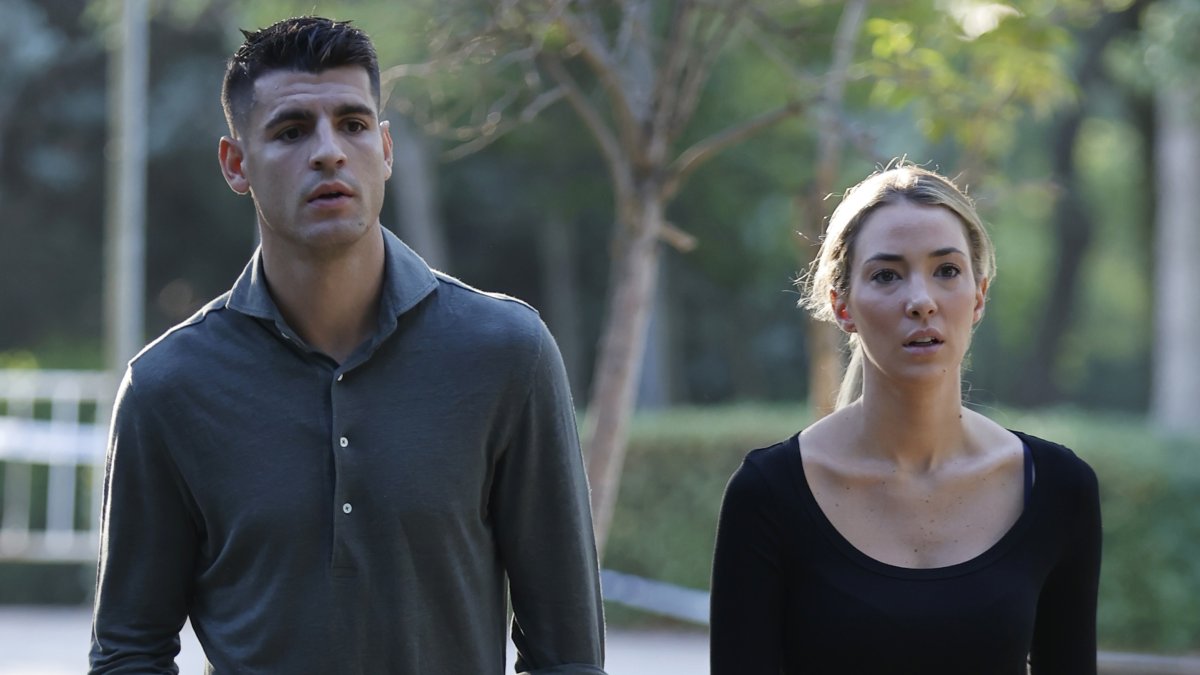Álvaro Morata y Alice Campello salen del colegio tras acompañar a sus hijos