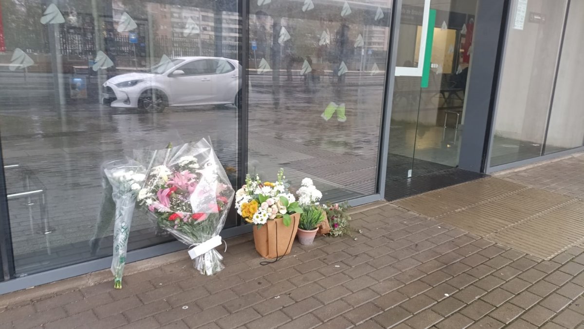 Flores en la puerta de la estación de Huelva en memoria de los fallecidos en el accidente ferroviario de Adamuz