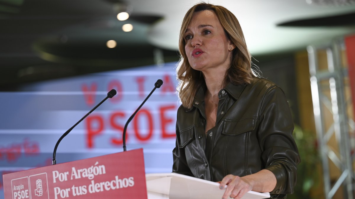 La secretaria general del PSOE de Aragón y candidata a las elecciones autonómicas, Pilar Alegría, participa en un mitin de campaña, a 25 de enero de 2026, en Huesca.