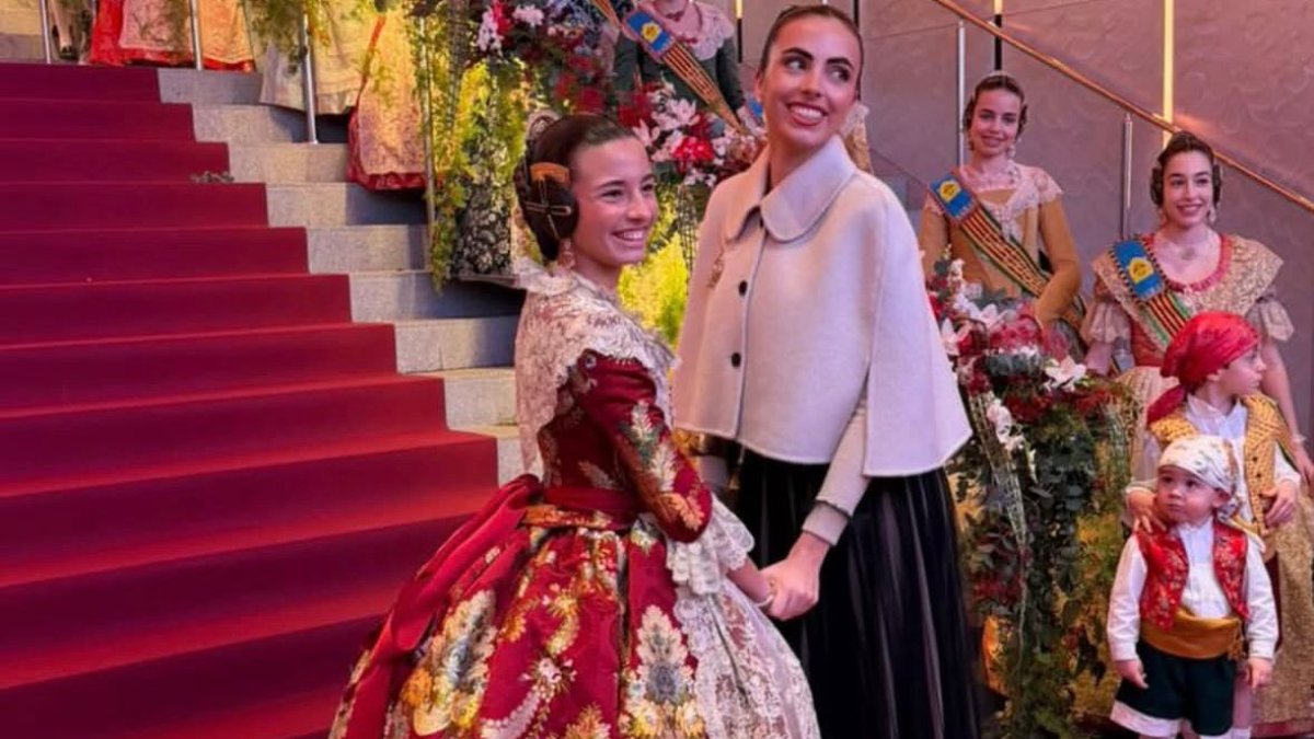 Trinidad Ferrer Roig y Juana Paula Centeno Roig , nietas de Juan Roig y falleras mayores de Convento Jerusalén