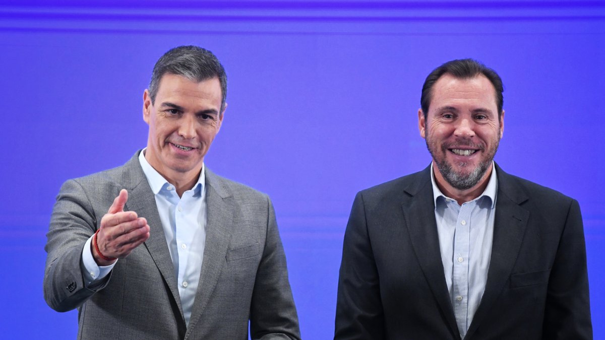 (Foto de ARCHIVO)
El presidente del Gobierno, Pedro Sánchez (i) y el ministro de Transportes y Movilidad Sostenible, Óscar Puente | Europa Press