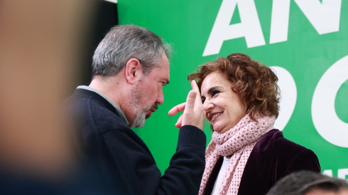 La secretaria general del PSOE-A, María Jesús Montero, junto a su antecesor en el cargo, Juan Espadas.
