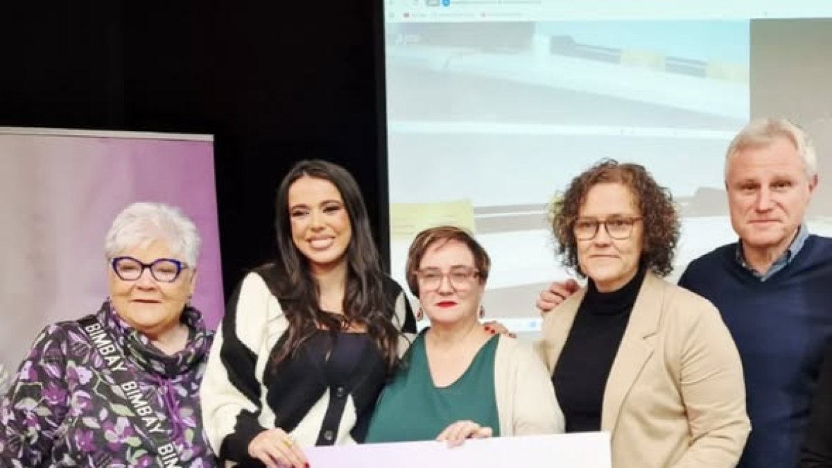 Sara Santaolalla junto a la exportavoz de IU en el acto del Ayuntamiento de L'Eliana
