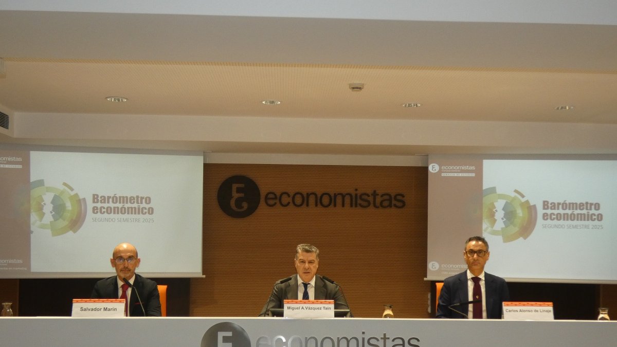 Salvador Marín, Miguel Ángel Vázquez Tain y Carlos Alonso de Linaje durante la presentación del 'Barómetro Económico' del segundo semestre de 2025.
REMITIDA / HANDOUT por CGE
26/1/2026