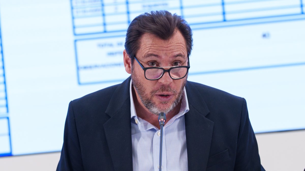 El ministro de Transportes, Óscar Puente, atiende a los medios