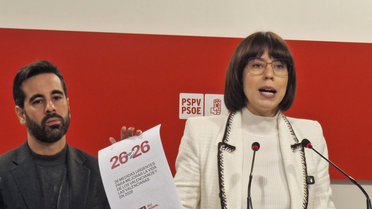 La ministra y líder del PSPV, Diana Morant, junto al síndic en Les Corts, José Muñoz