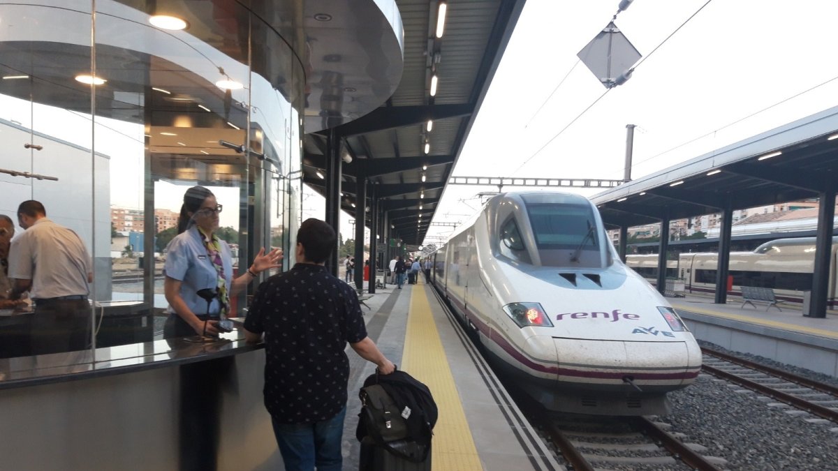La suspensión del servicio directo de alta velocidad hasta, al menos, finales de abril desata una enorme inquietud en la Costa del Sol. La Cámara de Comercio alerta de pérdidas millonarias, freno en las reservas y miles de empleos que podrían no llegar a crearse.