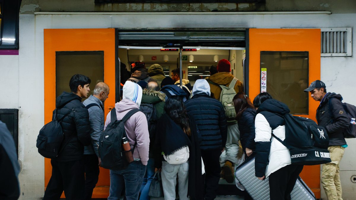 Viajeros cogen un tren en la Estación de Sants en Barcelona.