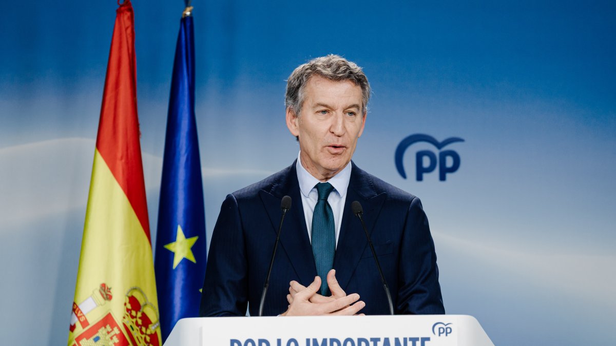 (Foto de ARCHIVO)
El presidente del Partido Popular, Alberto Núñez Feijóo, durante una rueda de prensa, en la sede del PP, a 23 de enero de 2026, en Madrid (España). Feijóo ha informado sobre la reunión que ha mantenido el PP para el seguimiento de los accidentes ferroviarios de Adamuz (Córdoba), en el que han muerto, hasta el momento, 45 personas, y el de Gelida (Barcelona), en el que falleció un maquinista en prácticas.
Carlos Luján / Europa Press
23/1/2026