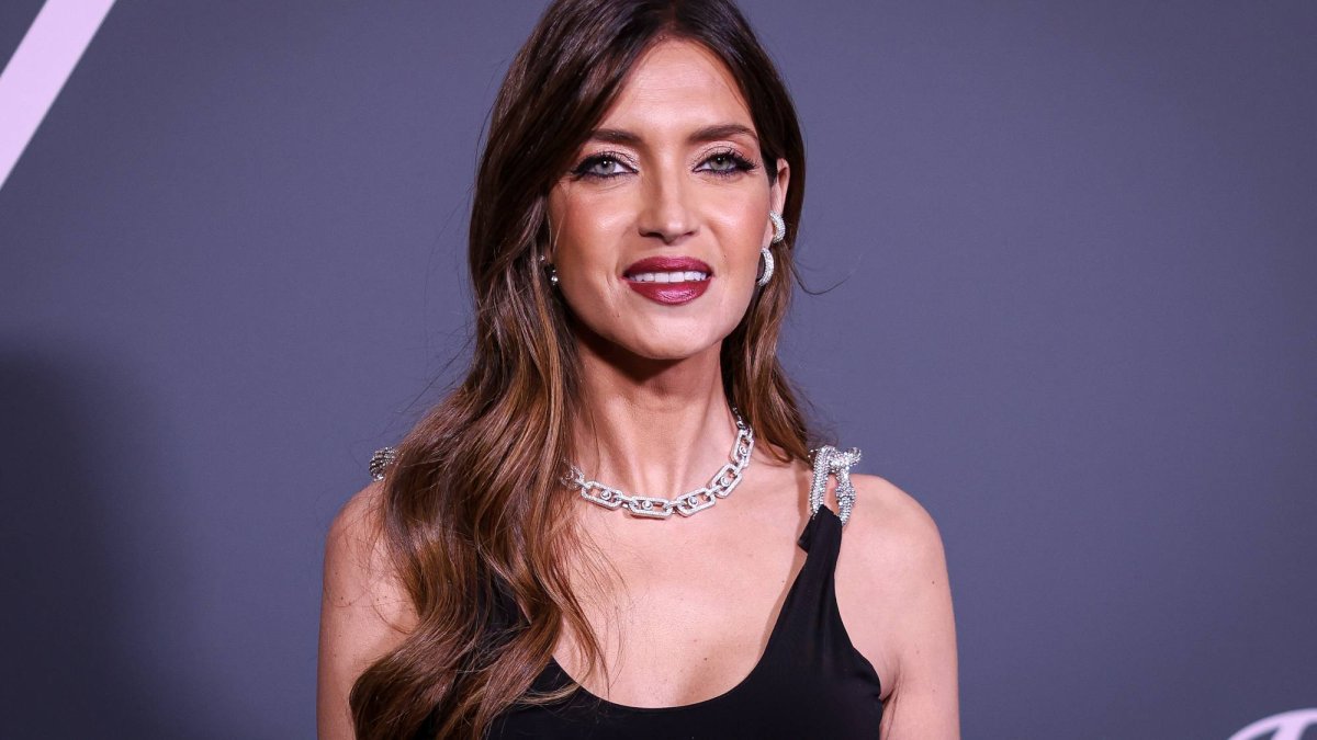 La periodista Sara Carbonero reapareció en un evento con un look elegante y sofisticado, luciendo una sonrisa serena tras su última intervención médica.