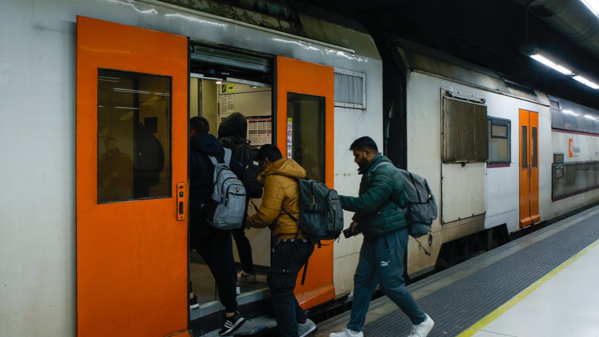 Viajeros cogiendo un tren en la Estación de Sants.