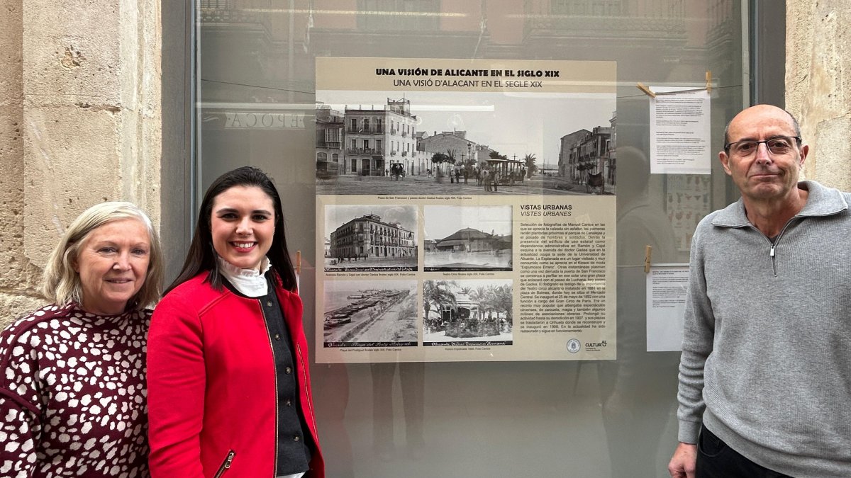 La concejala de Cultura, Nayma Beldjilali, junto al cartel de la exposición “Una visión de Alicante en el siglo XIX”