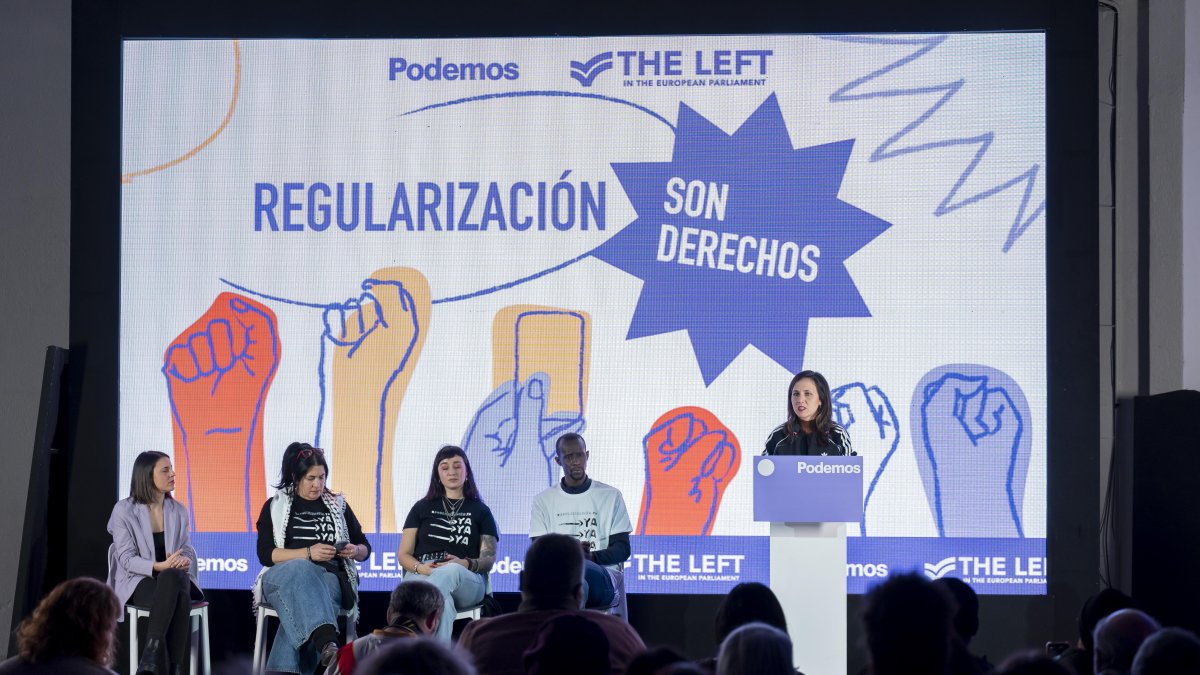 La secretaria general de Podemos, Ione Belarra, interviene durante el acto 'Regularización son derechos'
