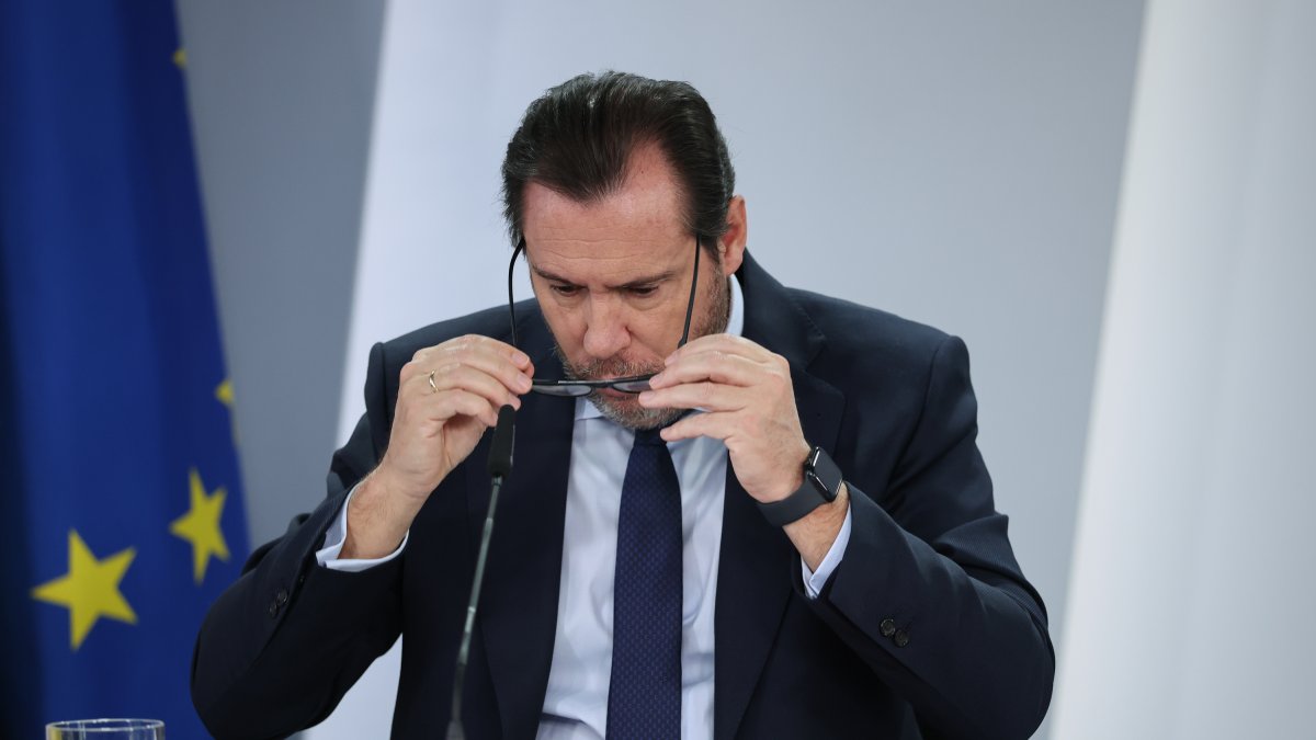 El ministro de Transportes, Óscar Puente, durante la rueda posterior al Consejo de Ministros en el Palacio de la Moncloa