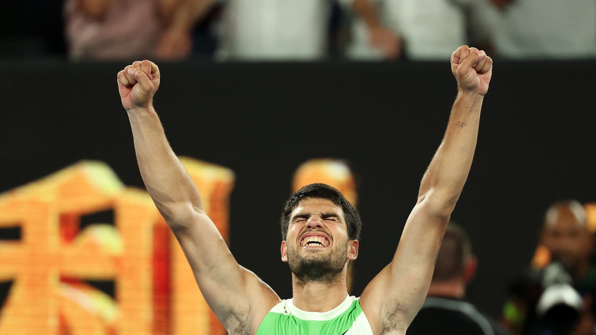 Carlos Alcaraz tras vencer a De Miñaur en Australia. (Photo by Clive Brunskill/Getty Images)