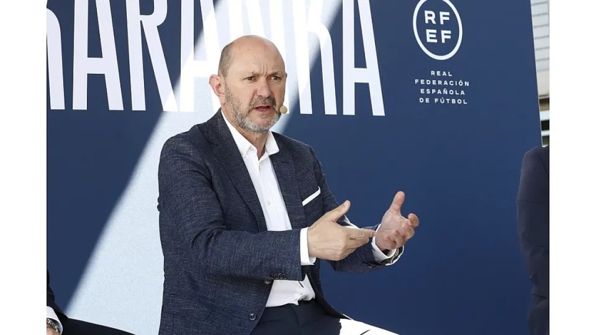 El presidente de la RFEF, Rafael Louzán, durante un acto en la RFEF.
RFEF / Europa Press
08/7/2025
