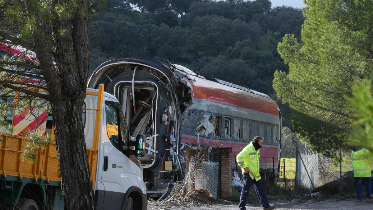 (Foto de ARCHIVO)
Trabajadores realizan tareas de retirada de los vagores en el punto de las vías donde tuvo lugar el accidente de trenes de Adamuz, a 24 de enero de 2026 en Adamuz (Córdoba, Andalucía).
Los trabajos en la zona del accidente ferroviario ocurrido el pasado domingo en Adamuz (Córdoba) continúan este sábado centrados en la retirada de los vagones y restos de vagones de ambos trenes. Casi una semana después del accidente, ocurrido durante la tarde del domingo 18 de enero de 2026, se está procediendo a la limpieza de las vías y de su entorno, siendo todo ello previo a la labor de la reposición de los tramos de vías que resultaron dañadas. Los trabajos se desarrollan para lograr abrir de nuevo para la circulación de trenes de alta velocidad este tramo de la línea que conecta a Andalucía con Madrid.
Guillermo Morales / Europa Press
24/1/2026