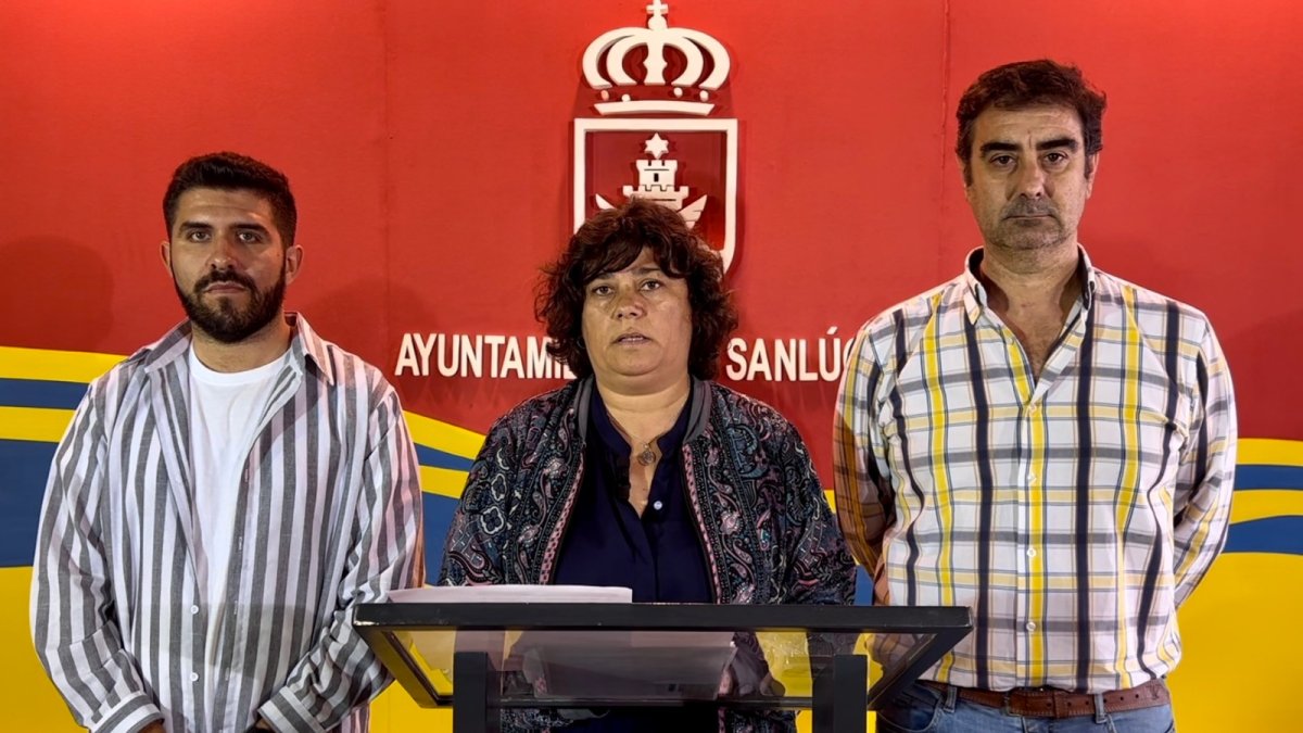 La alcaldesa de Sanlúcar, Carmen Álvarez, junto a dos ediles del equipo de gobierno.