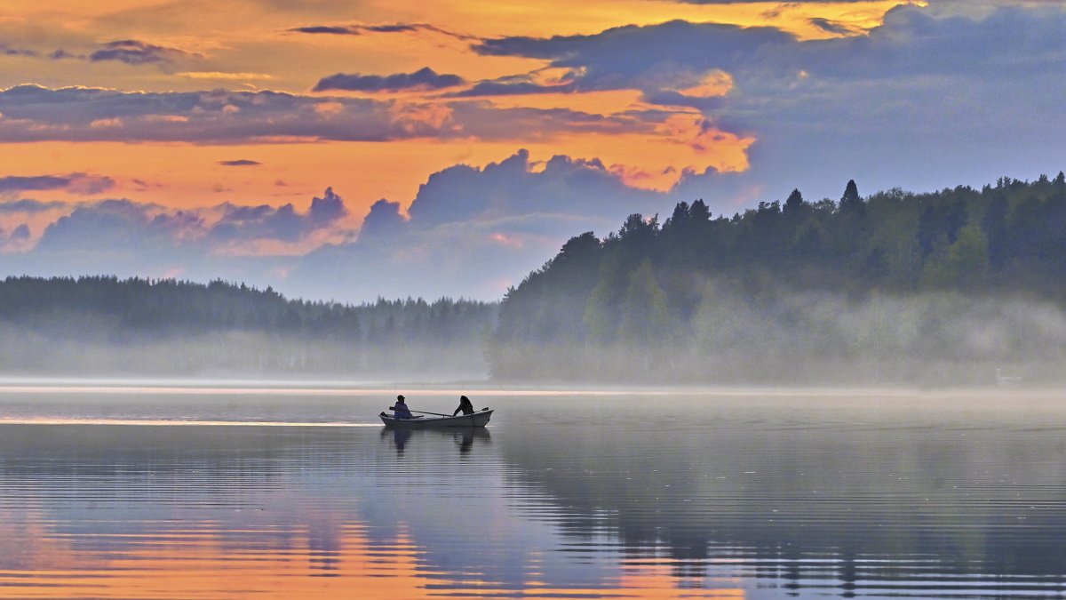 Increíble atardecer del solsticio de verano en Finlandia