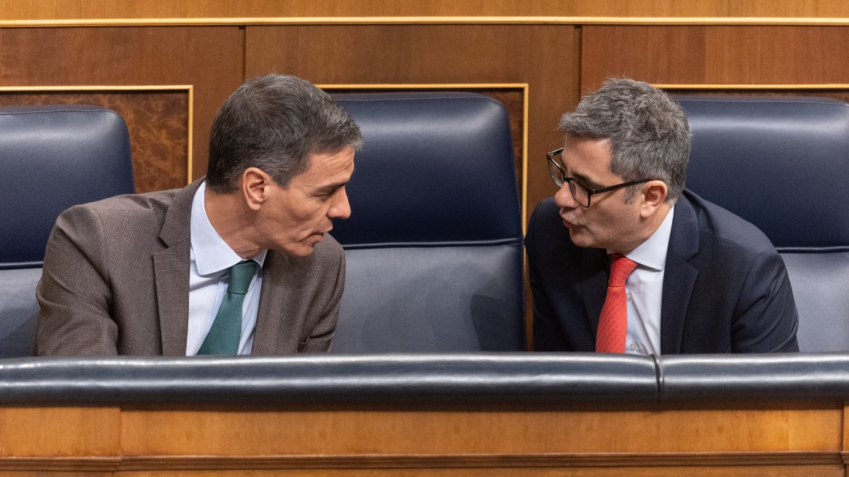 El presidente del Gobierno, Pedro Sánchez y el ministro de la Presidencia, Félix Bolaños, en el Congreso de los Diputados.