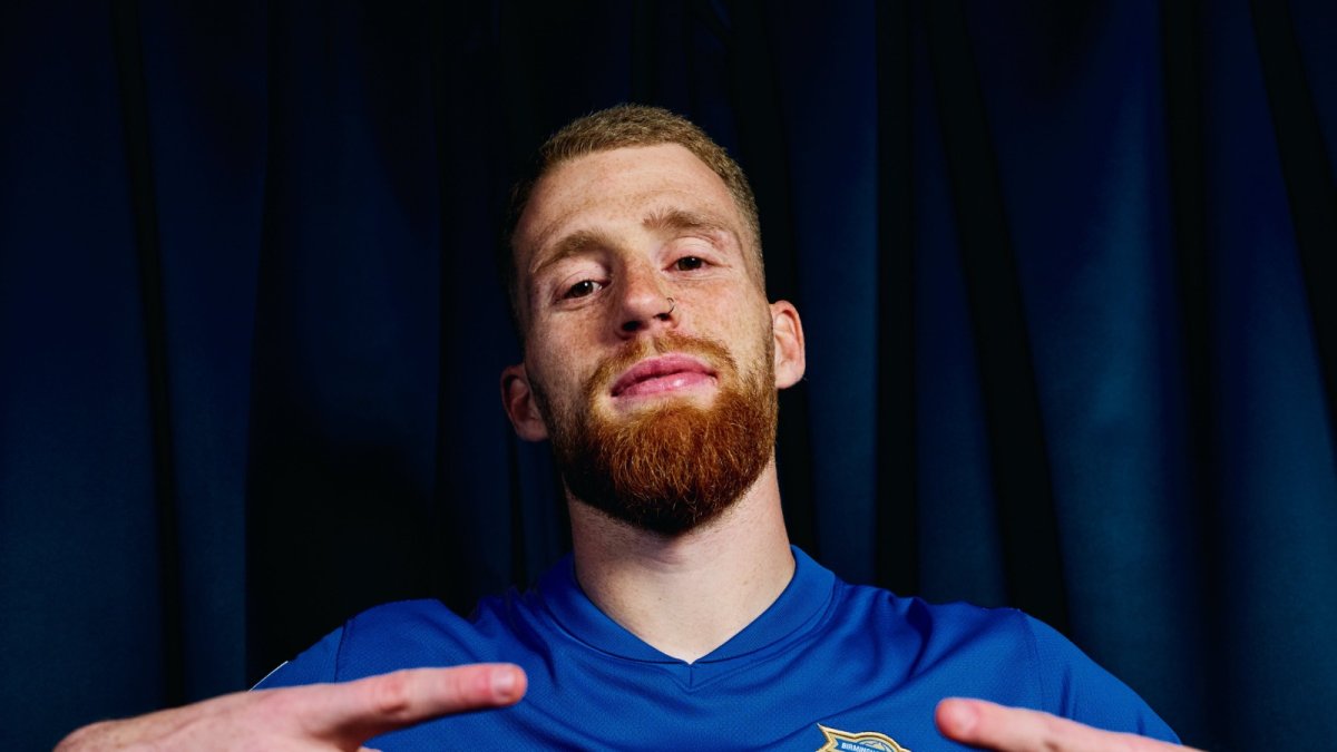 Carlos Vicente en su presentación como nuevo jugador del Birmingham City.