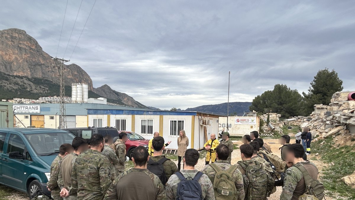 Alumnos del Ejército a su llegada al campo de entrenamiento de La Nucía.