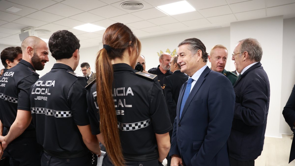 El consejero de la Presidencia, Interior, Diálogo Social y Simplificación Administrativa, Antonio Sanz, saluda a los alumnos de la Policía Local de Jerez.