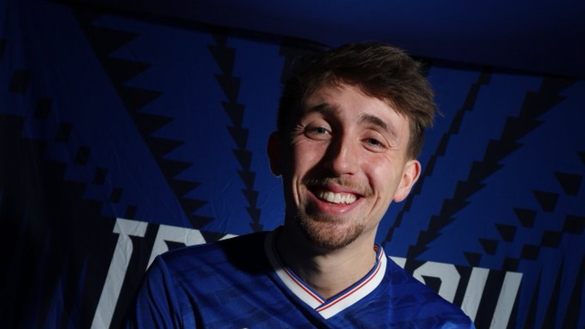 Dan Neil en su nueva presentación como nuevo jugador del Ipswich Town.