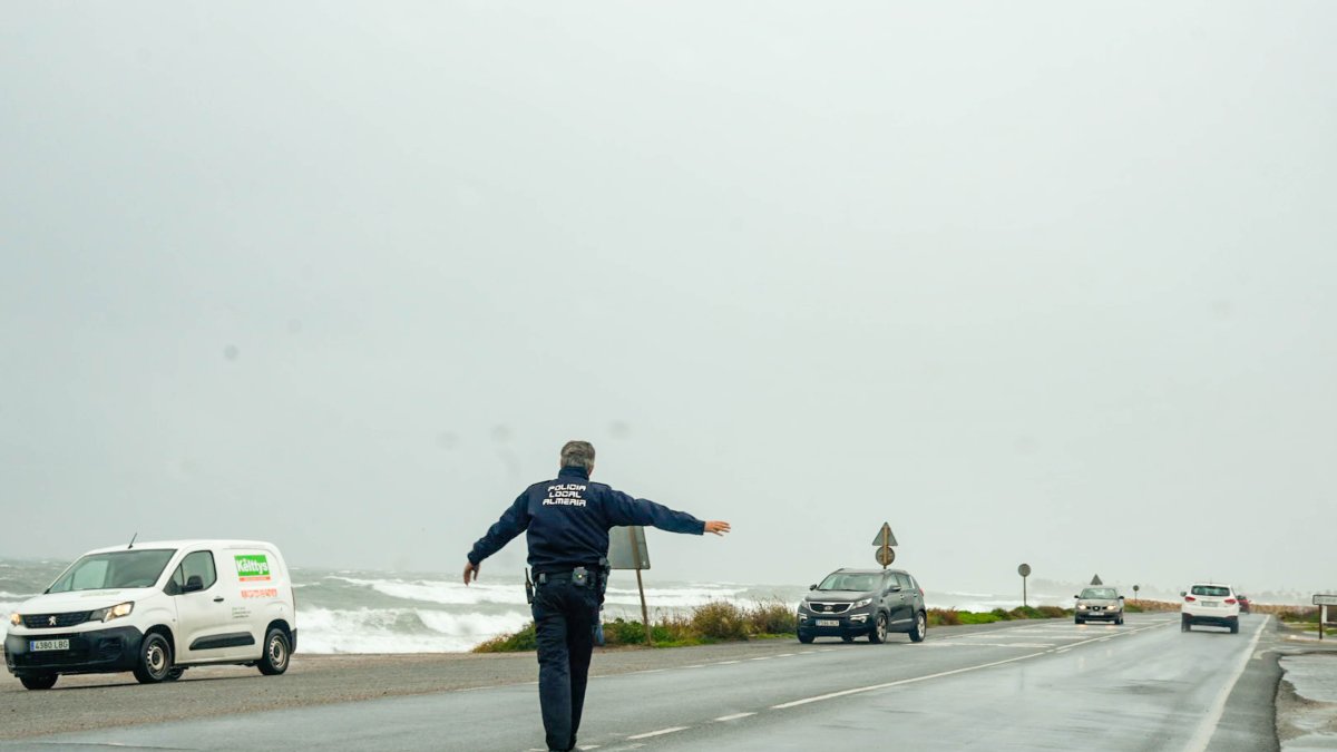 Un agente interviene ante los efectos del temporal en la costa andaluza.