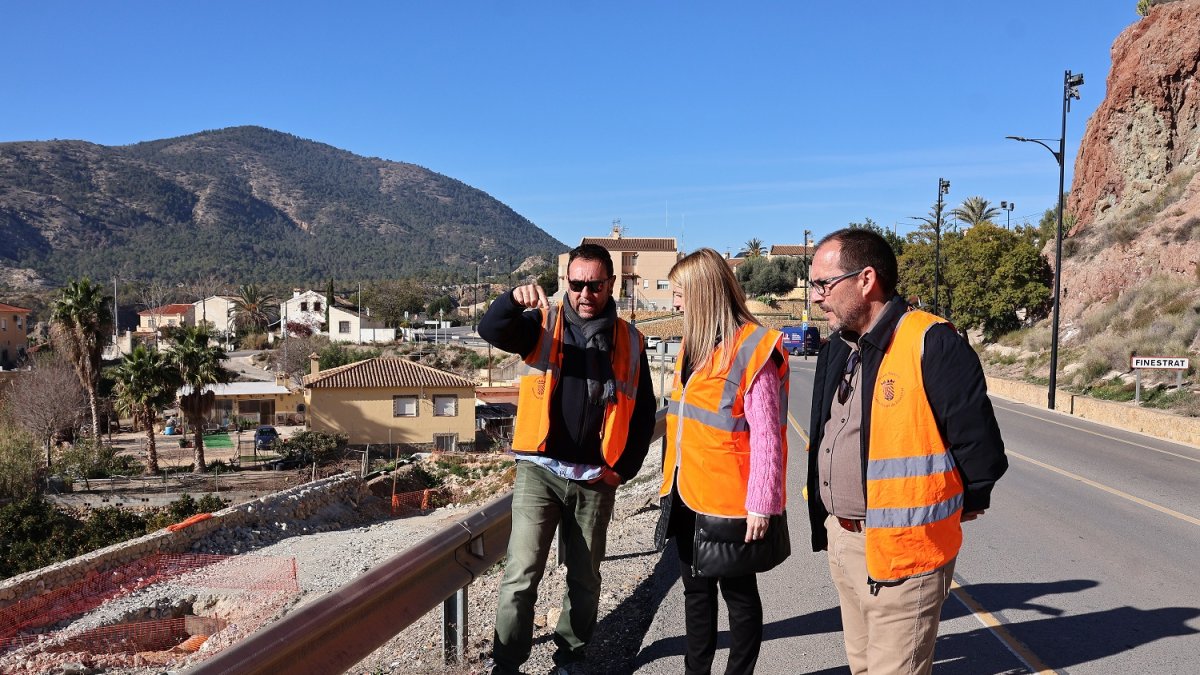 Visita de la alcaldesa de Finestrat a las obras del Anillo-Bulevar Verde de La Penya.