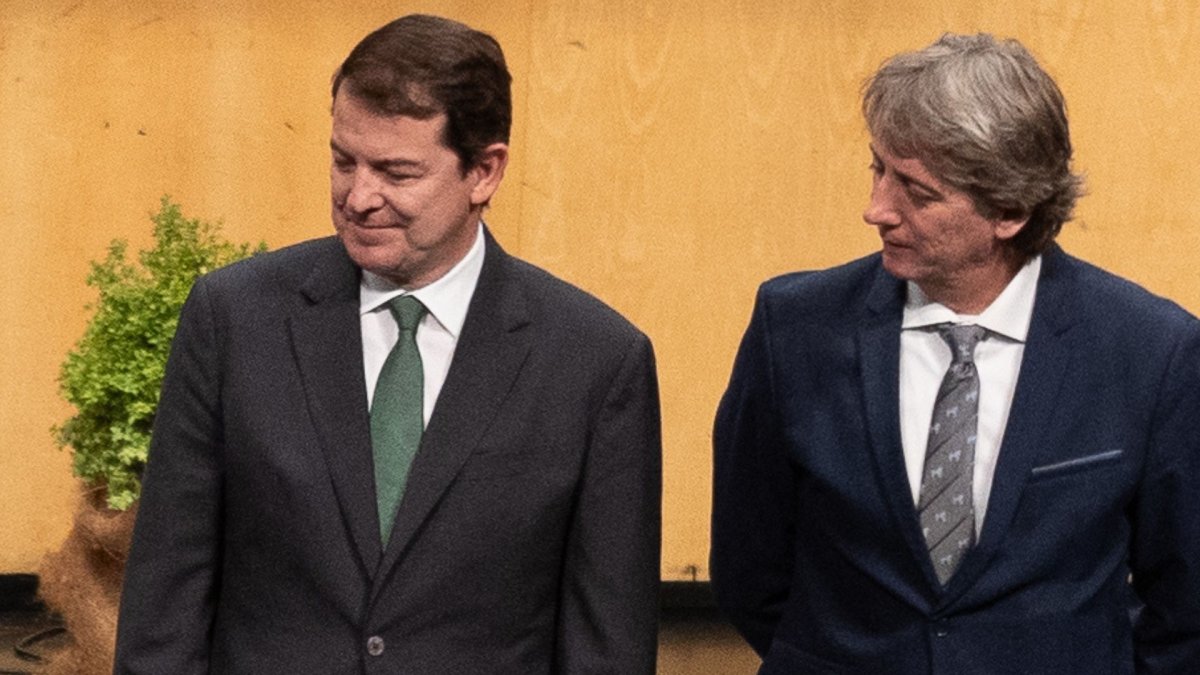 (Foto de ARCHIVO) El presidente de la Junta de Castilla y León, Alfonso Fernández Mañueco (i) y el alcalde de Soria, Carlos Martínez (d) 26/9/2024