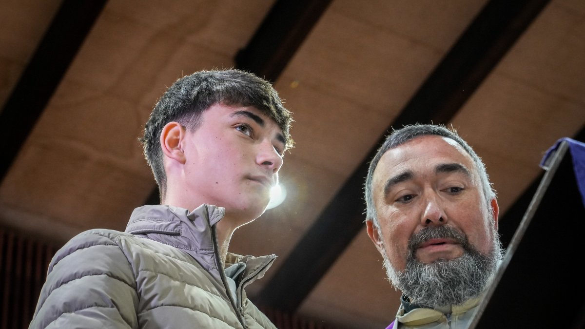 El joven voluntario Julio Rodríguez, que ayudó a muchos pasajeros del accidente ferroviario de Adamuz, en la misa funeral por las víctimas.