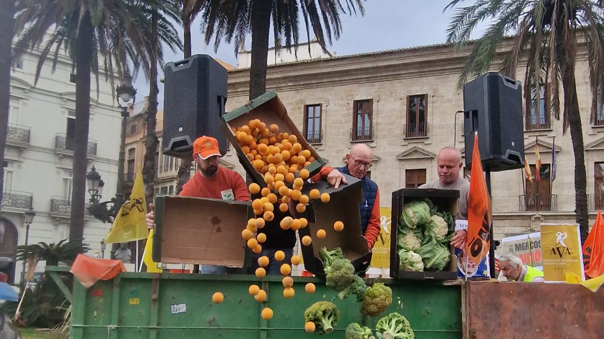 Agricultores tiran al suelo su cosecha en Valencia