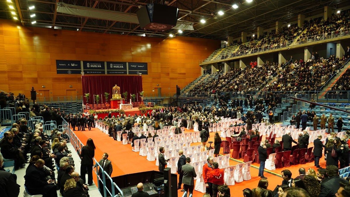 Interior del Palacio de Deportes Carolina Marín, donde ha transcurrido la misa funeral en memoria de las 45 personas fallecidas en el accidente ferroviario de Adamuz.