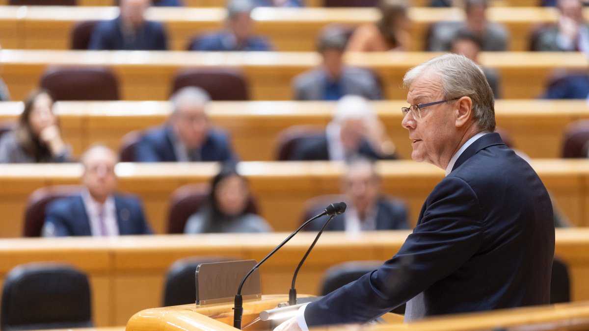 El senador del PP Antonio Silván durante el pleno extraordinario sobre el caos ferroviario, en el Senado.
