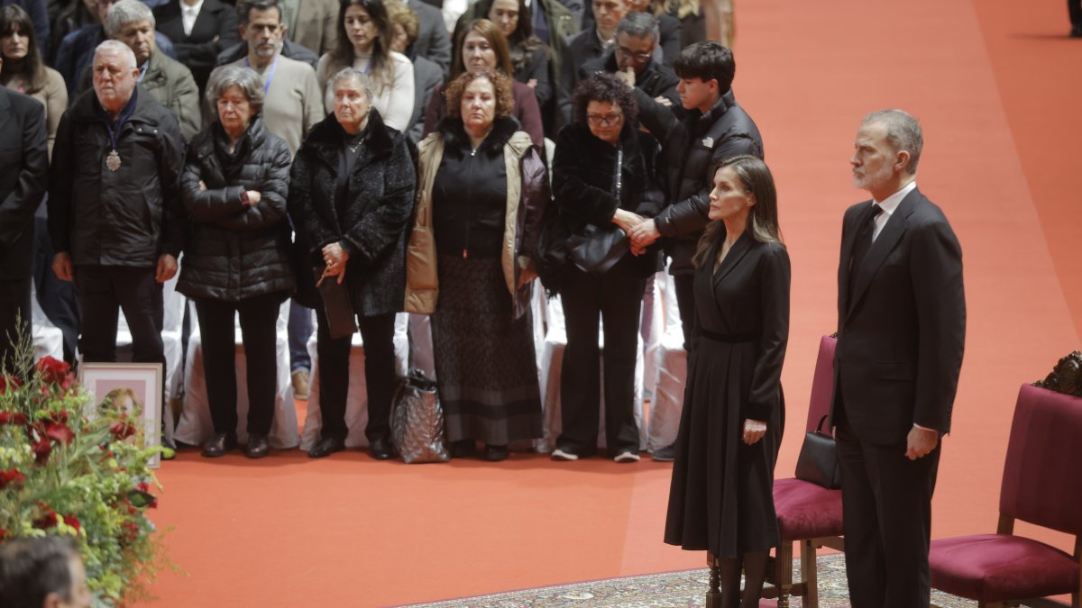 El Rey Felipe VI y la Reina Letizia, durante la misa funeral en memoria de las 45 personas fallecidas en el accidente ferroviario de Adamuz.