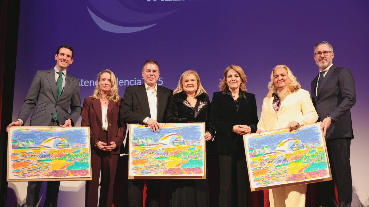 Los premiados con la vicepresidenta del Consell, Susana Camarero y la presidenta del Ateneo de Valencia, Carmen de Rosa, la primer teniente de alcalde de Valencia, María José Ferrer San Segundo y la diputada provincial Paz Carceller.
