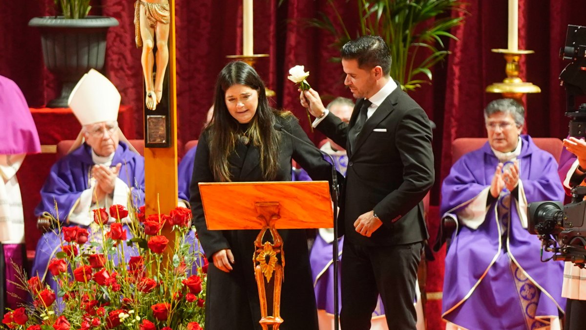 Liliana Sáenz junto a su hermano Fidel durante su discurso en nombre de las familias de las 45 víctimas de Ademuz en la misa funeral de Huelva.