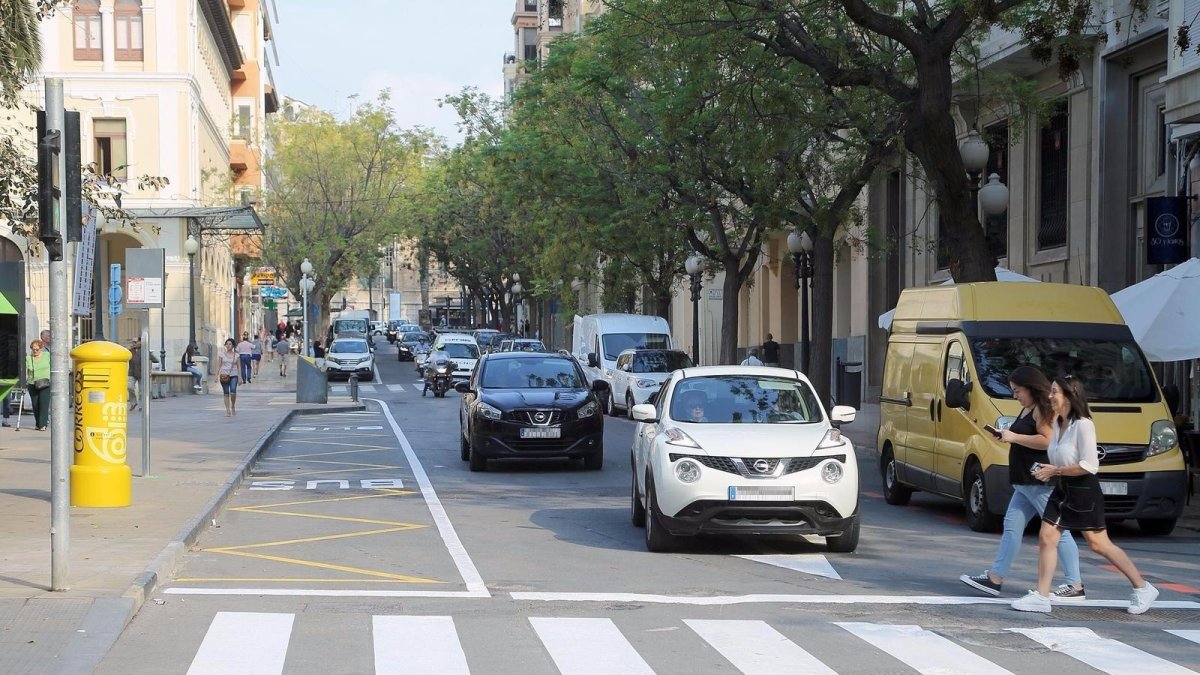 Archivo - Varios coches circulan por la ciudad de Alicante, en una imagen de archivo.