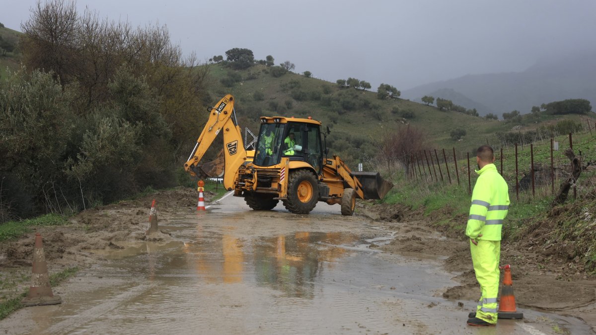 Imágenes de la carretera afectada por las reciente lluvias en Grazalema, Cádiz.