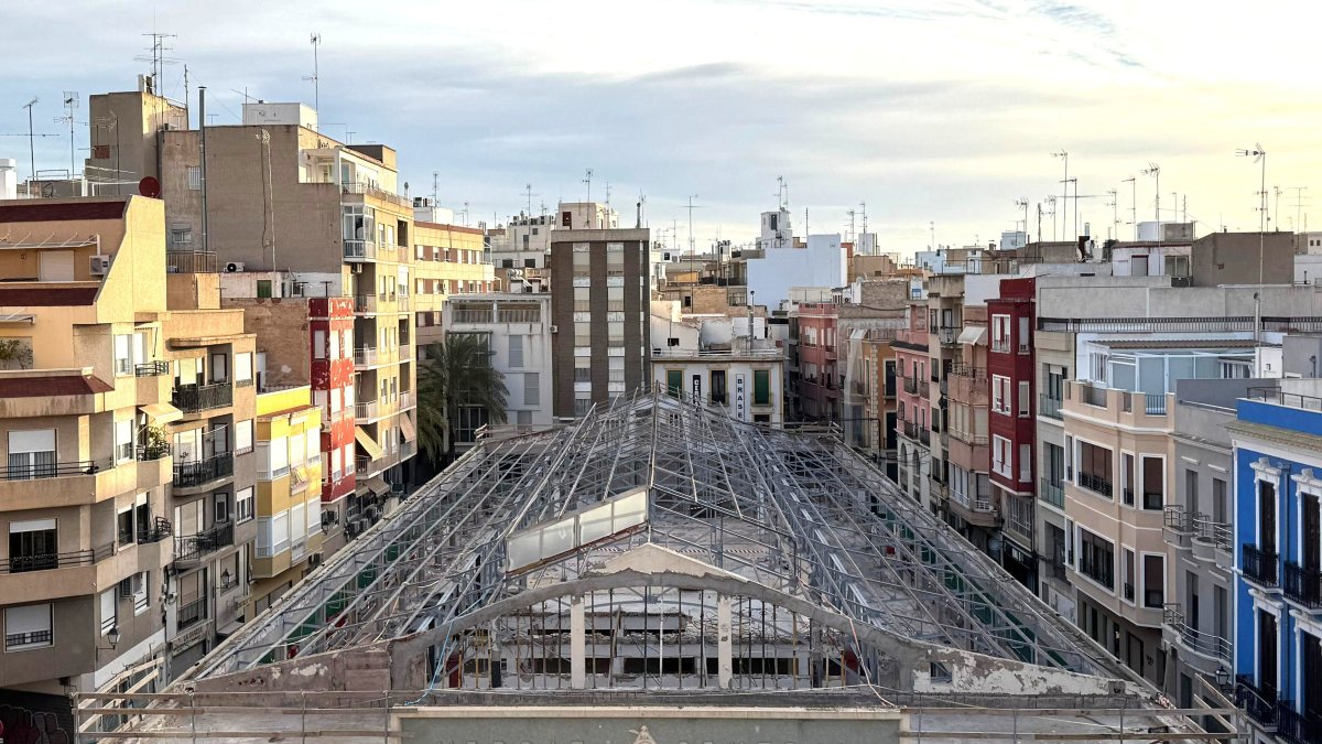 Mercado Central de Elche, con la cubierta ya retirada.