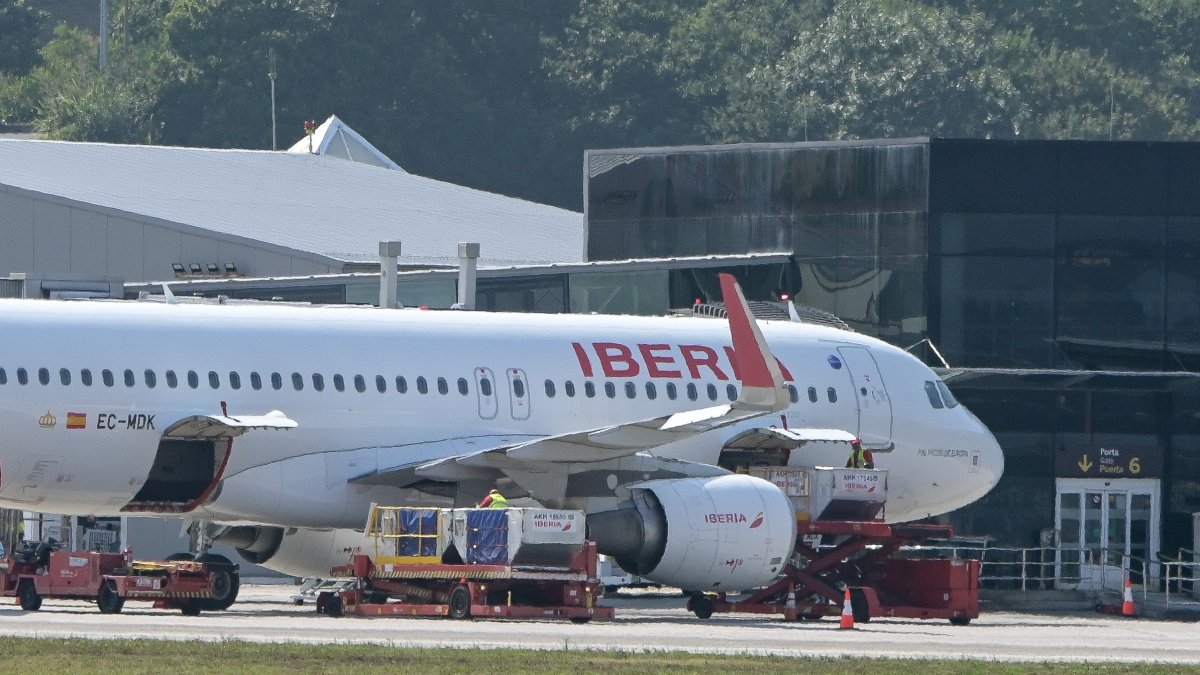 Avión de Iberia aterrizando en un aeropuerto gallego. 
19/08/2024
Foto: M. Dylan / Europa Press