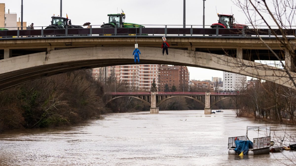 Los bomberos buscan un cadáver en el Pisuerga que al final era un 'pelele' de la tractorada
