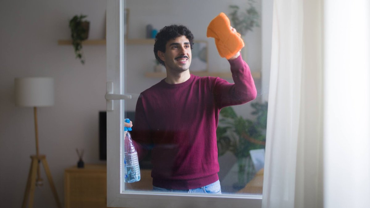 Limpiar con los productos y utensilios adecuados, como enseña Marianordichouse, evita marcas y mejora los resultados en el hogar.