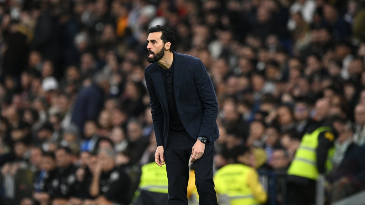 Álvaro Arbeloa dando indicaciones desde la banda