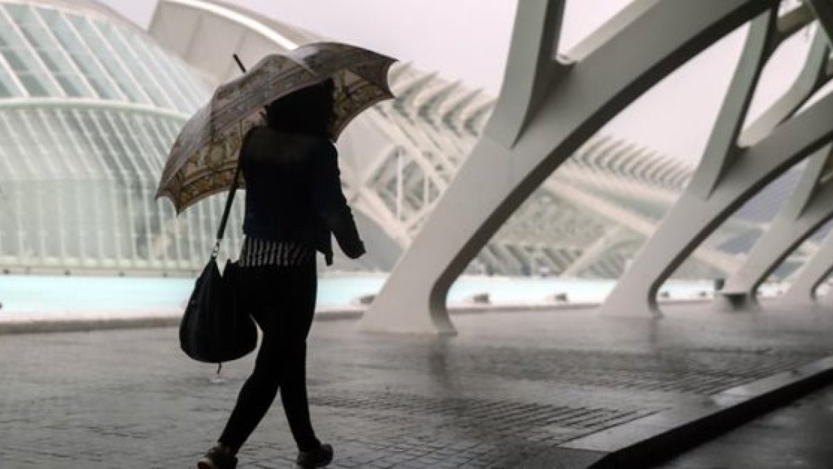 Archivo - Imagen de lluvia y viento en València.