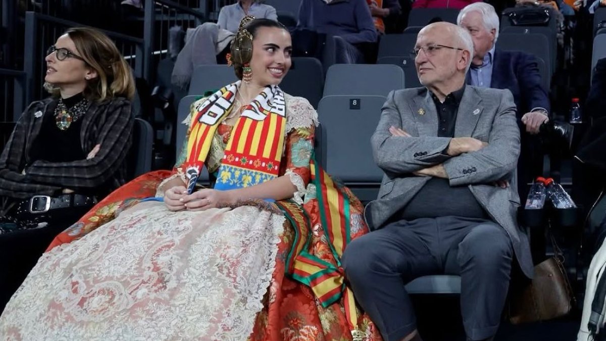 La nieta de Juan Roig, Juana Paula Centeno Roig, con del presidente de Mercadona viendo el Valencia Basket