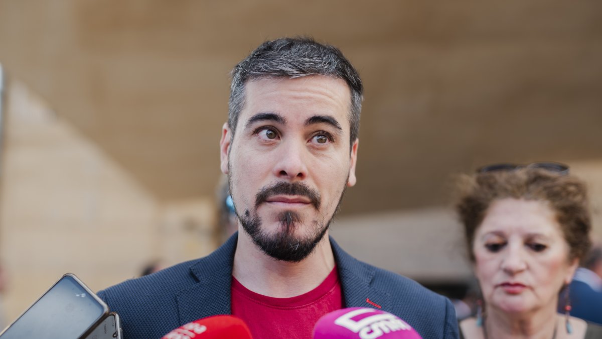 (Foto de ARCHIVO)
El coordinador autonómico de Podemos de Castilla-La Mancha, José Luis Gascón, atiende a medios a su llegada al acto institucional del Día de Castilla-La Mancha a 31 de mayo de 2024, en Toledo. 